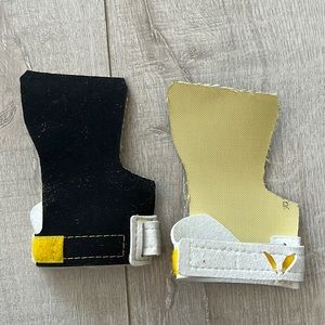 NEW NEVER BEEN WORN CROSSFIT VICTORY GRIPS